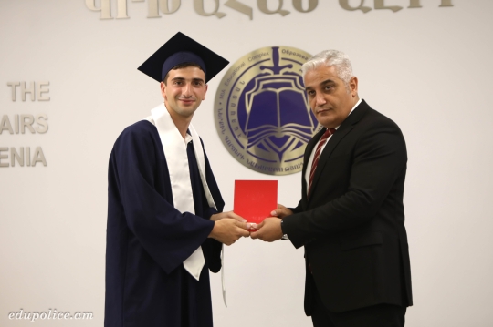 «Իրավագիտություն» մասնագիտության բակալավրիատի առկա վճարովի ուսուցման շրջանավարտներին հանձնվեցին իրենց ավարտական դիպլոմները